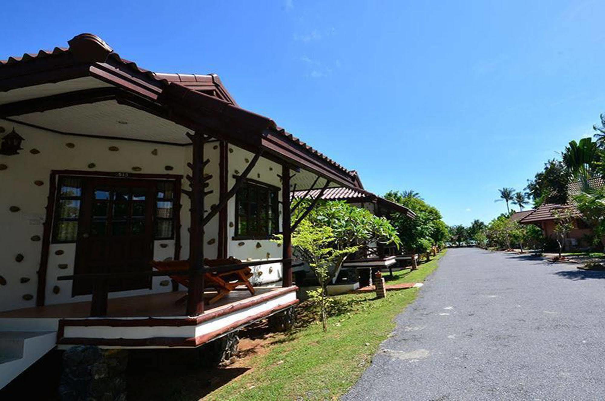 Alongkot Beach Resort Khanom Esterno foto