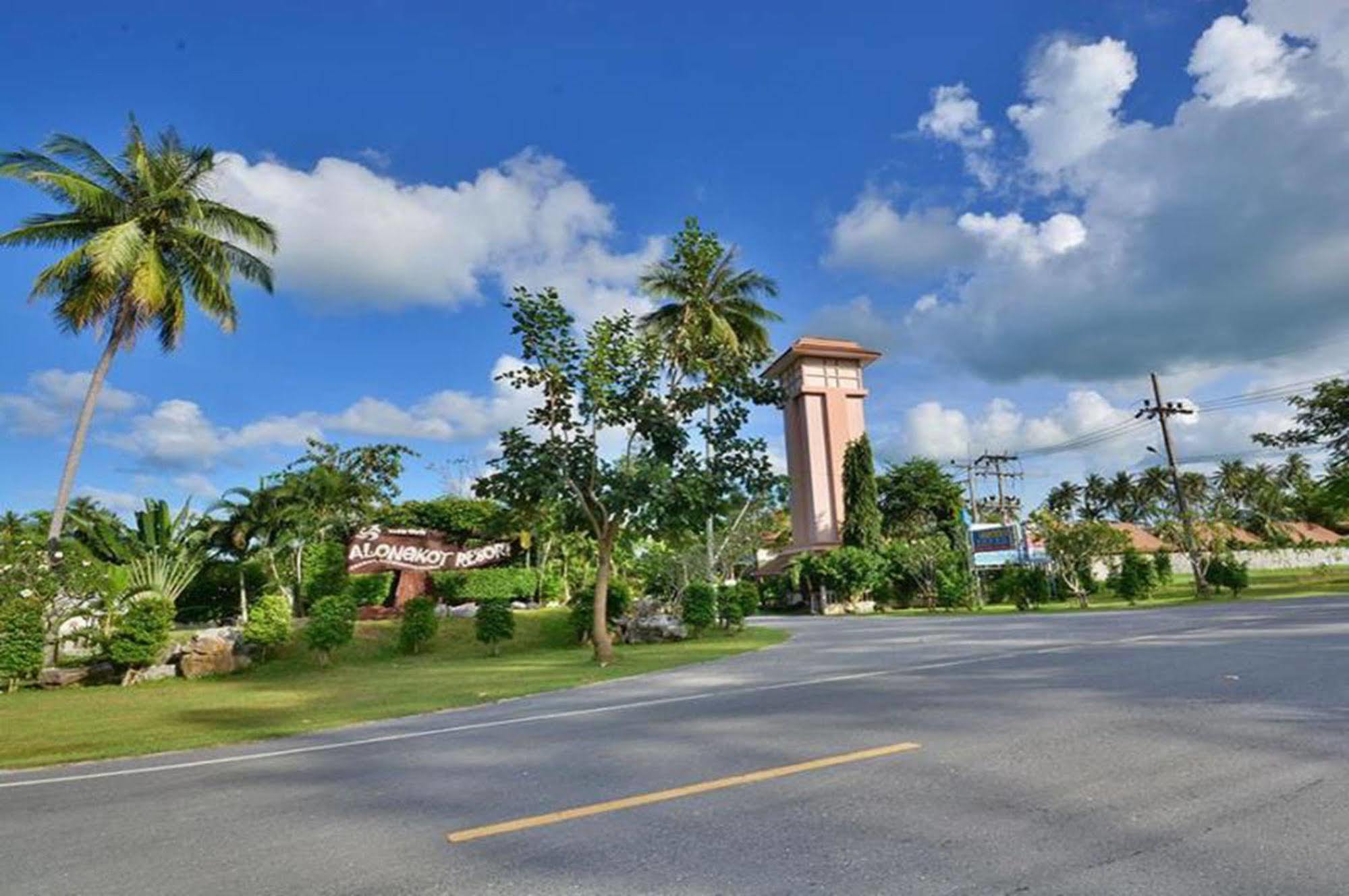 Alongkot Beach Resort Khanom Esterno foto